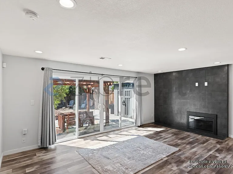 1796 Wyrick Ave — Photo 4