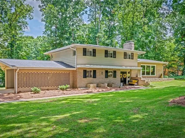 411 Saint Andrews Rd, Statesville, NC 28625