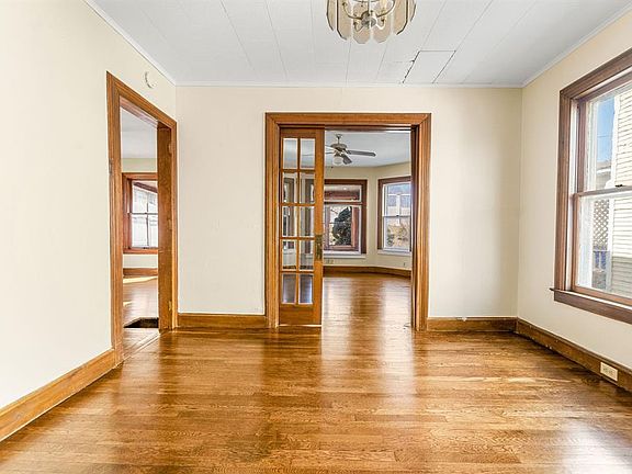 5th image of 24 Moffatt Ave