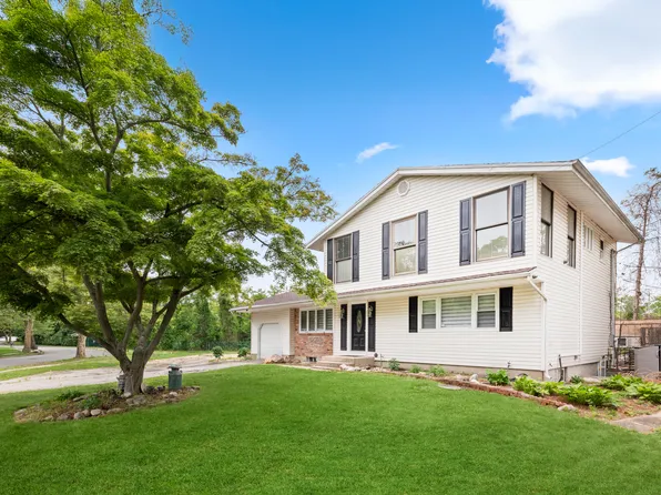 25 Adrienne Ln, Hauppauge, NY 11788