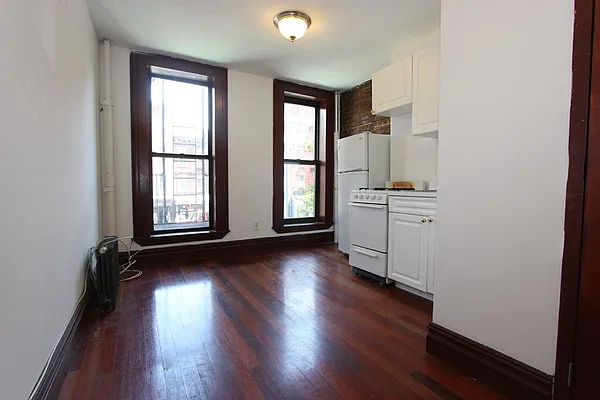 Rented by Dynamik Realty | media 33