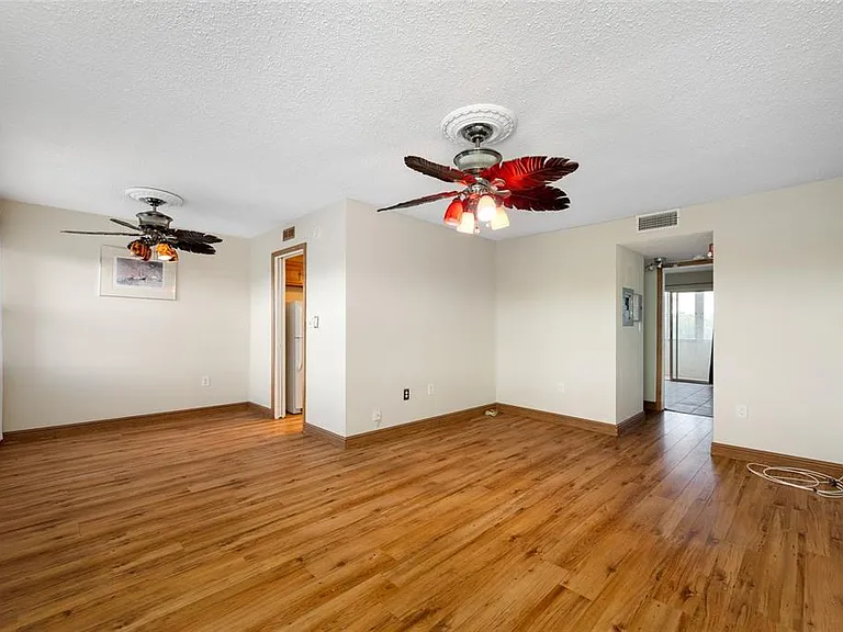 1001 77th Ave N #308 — Photo 3