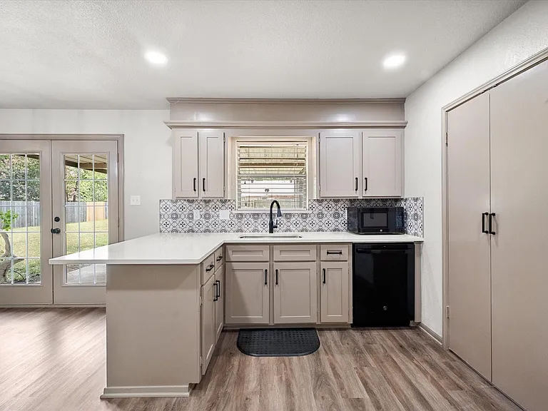 3008 Lafayette St — Photo 11