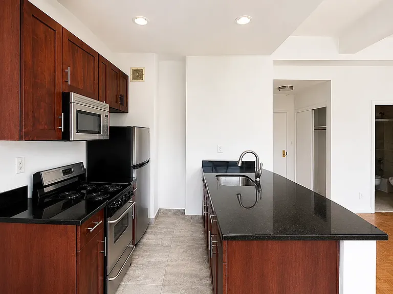 213 E 37th St #8F — Photo 3