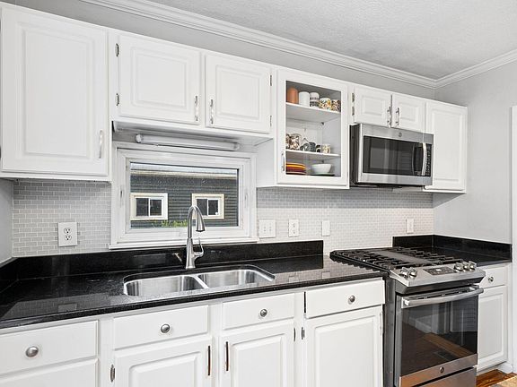 5th image of 754 Beech St