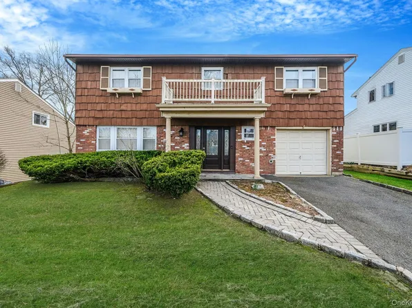 19 Woodoak Lane, Huntington, NY 11743