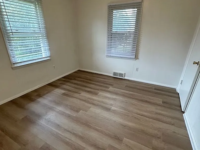 1300 Lola Ave — Photo 5