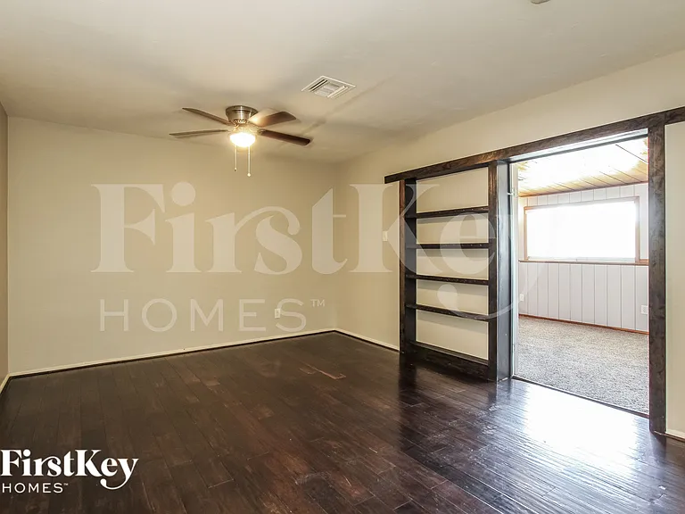 2311 W Maryland Ave — Photo 2