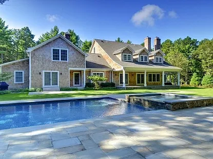 New Custom Home in East Hampton — Photo 2