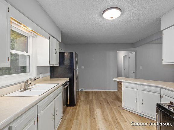 5th image of 877 Diamond Ave NE