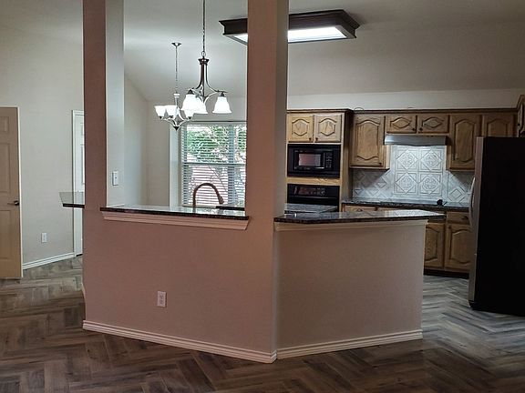 2nd image of 1114 Camelot Dr
