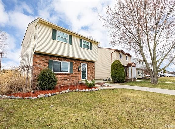 3rd image of 23220 Elmira St
