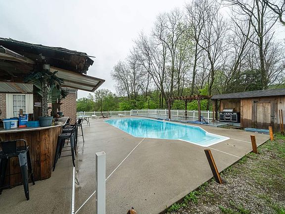 4th image of 373 Lauren Ln