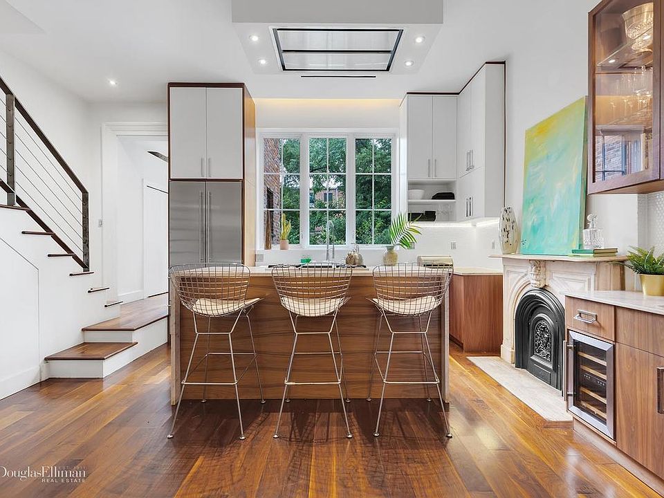 1st image of 103 Saint James Pl