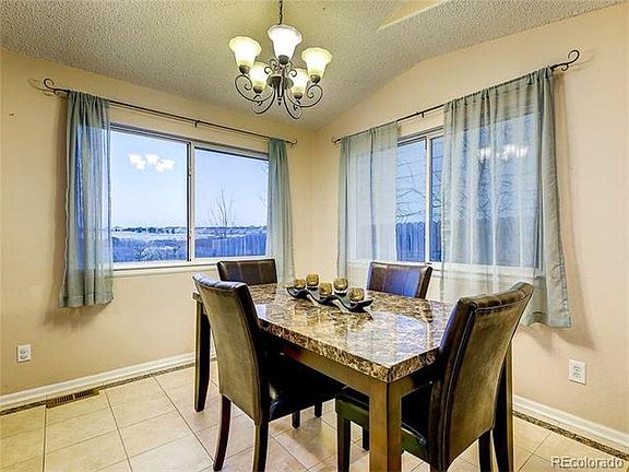 Dining Room (Table & Chairs incl.)