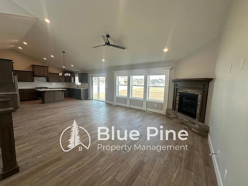 5 bed, 3.0 bath, 3755 sqft, $3,050 — Photo 2