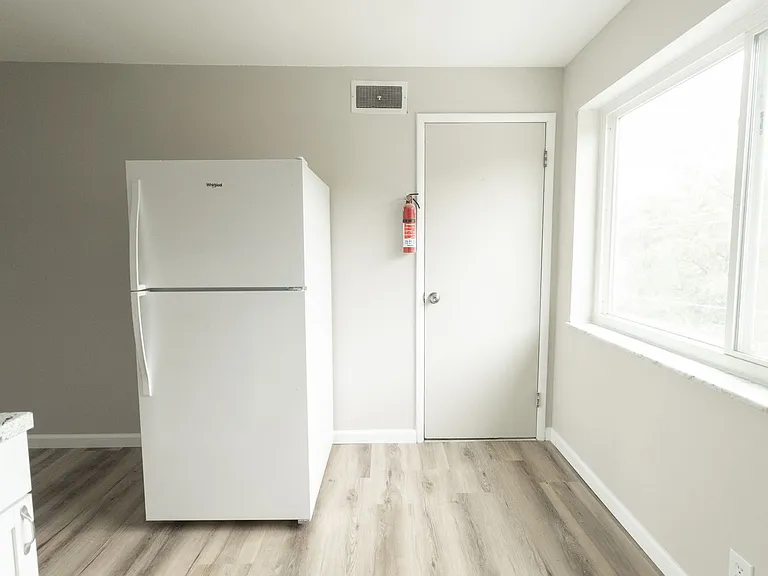 1724 E Broadway — Photo 10