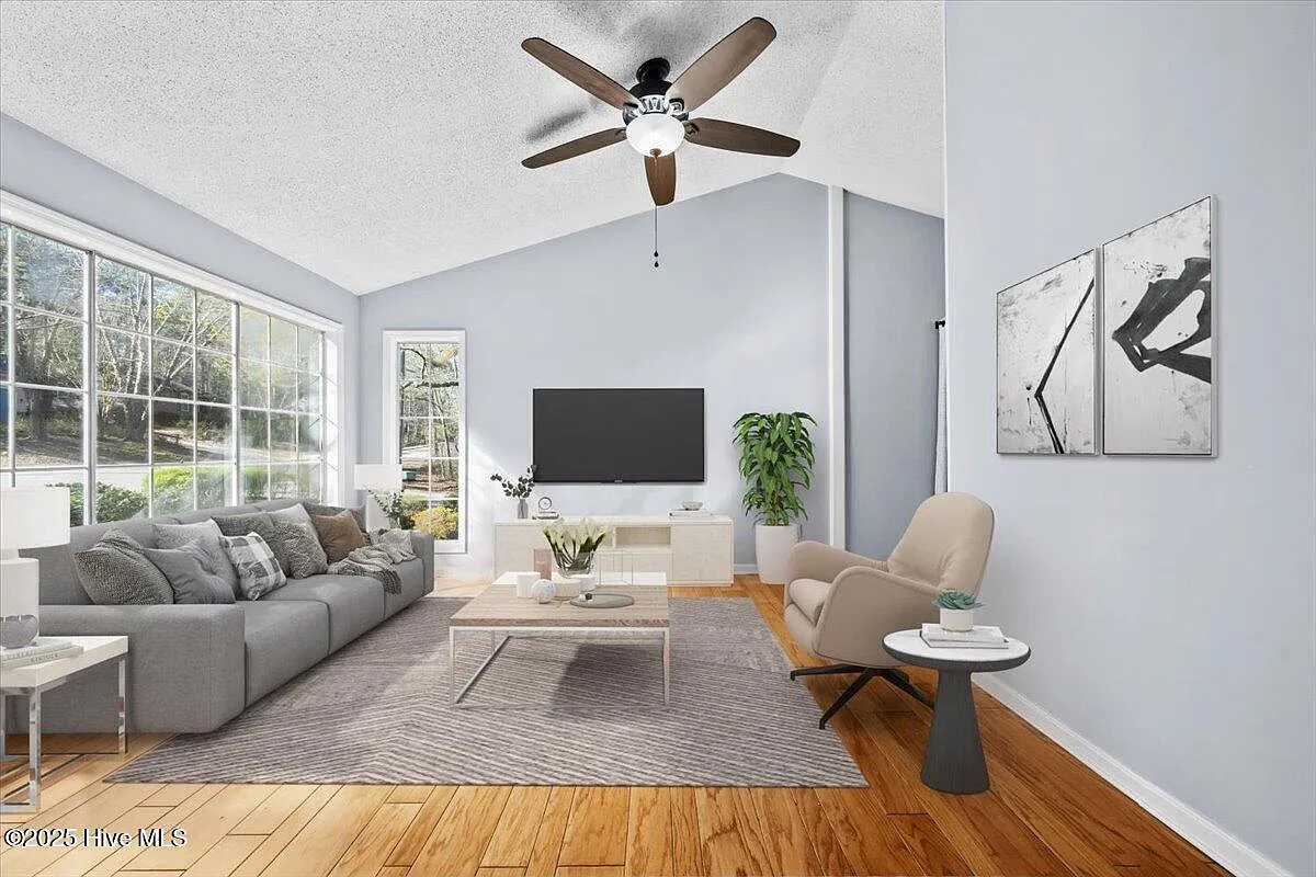 3 bed, 2.0 bath, 1186 sqft, $2,000 — Photo 2