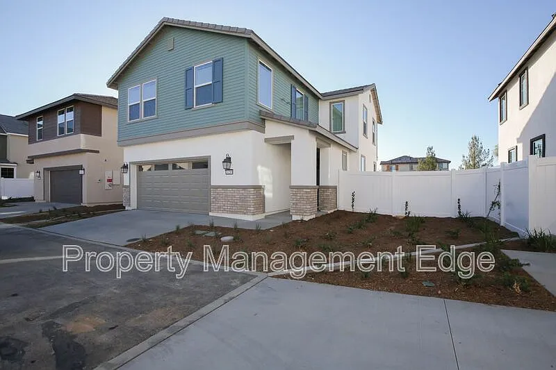 3 bed, 2.5 bath, 1860 sqft, $3,100 — Photo 2