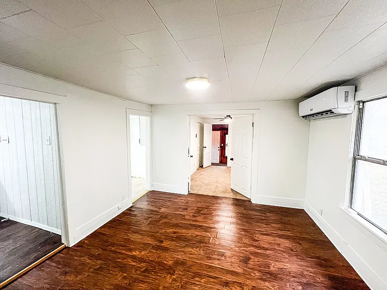 120 E Maple St — Photo 4