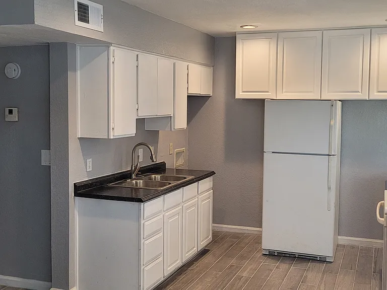 541 S Olive — Photo 4