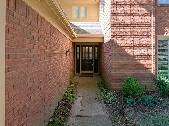4th image of 8354 Laird Cres