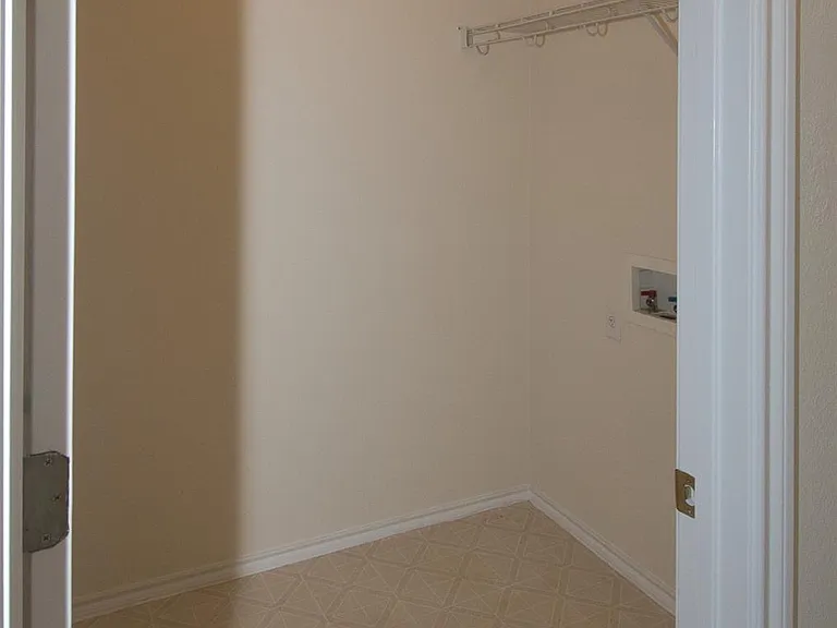 807 Estancia Way — Photo 15