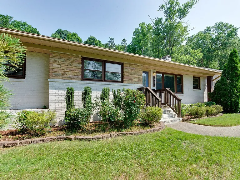 3921 Sheffield Dr — Photo 3