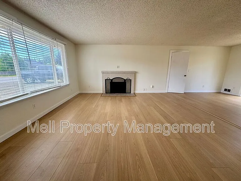 222 E I St — Photo 2