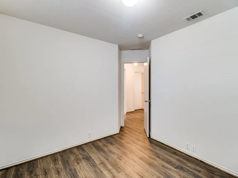 4212 Falcon Dr — Photo 2