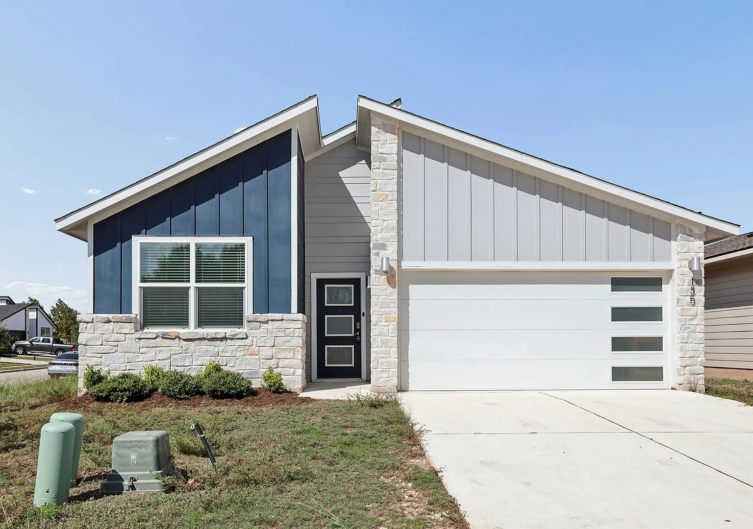 Beautiful 4 bedroom, 2.0 bathroom home in Leander — Photo 1