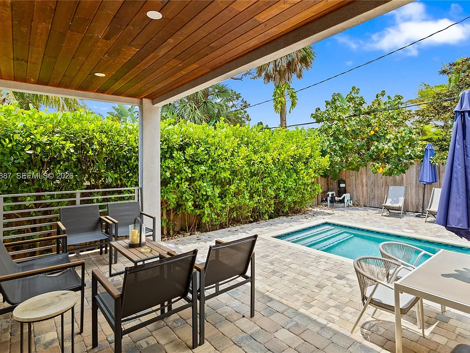 809 SW 10th Ter