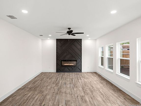 5th image of 813 BOOTH DR