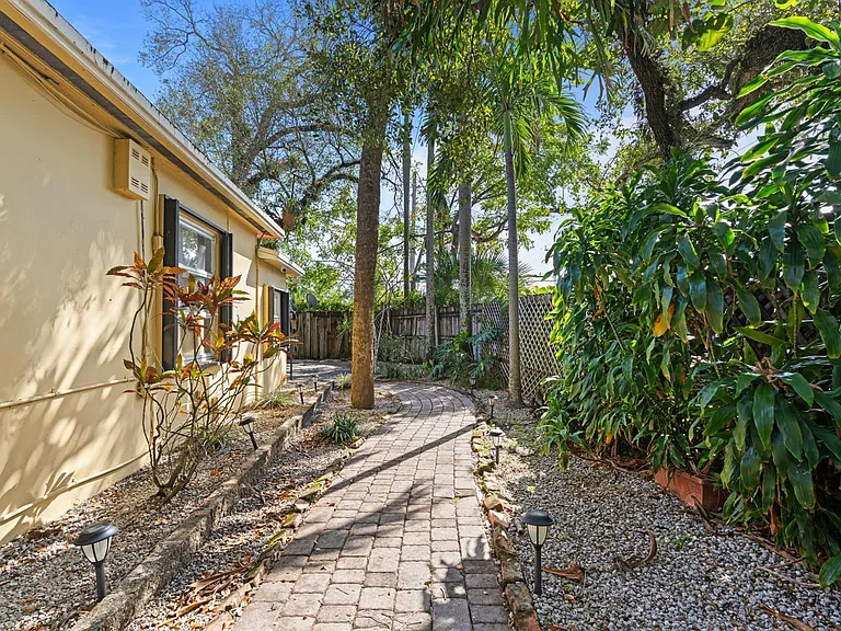 1140 SW 9th Ave — Photo 10