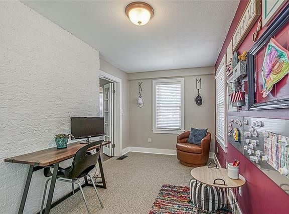 4th image of 305 E 67th St