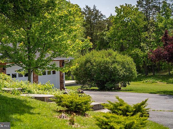 4th image of 75 Boies Dr