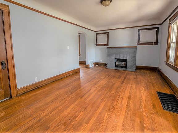 4th image of 700 Elaine Ave