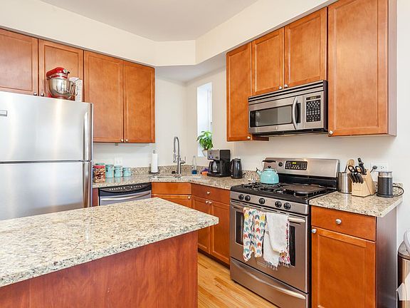 3rd image of 3548 N Janssen Ave #3