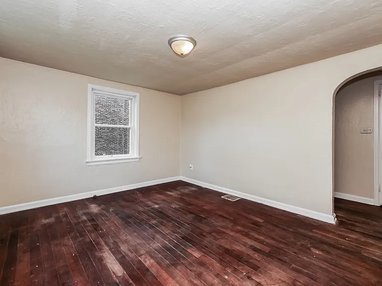 618-618 1/2 Lucas Dr — Photo 4