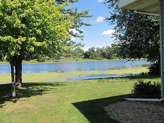 4th image of 204 Lakeshore Dr