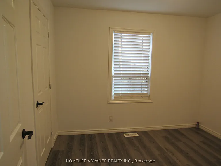 14 Graham Ave S — Photo 11