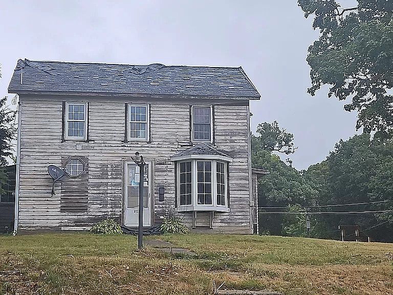 2nd image of 210 Johnson St