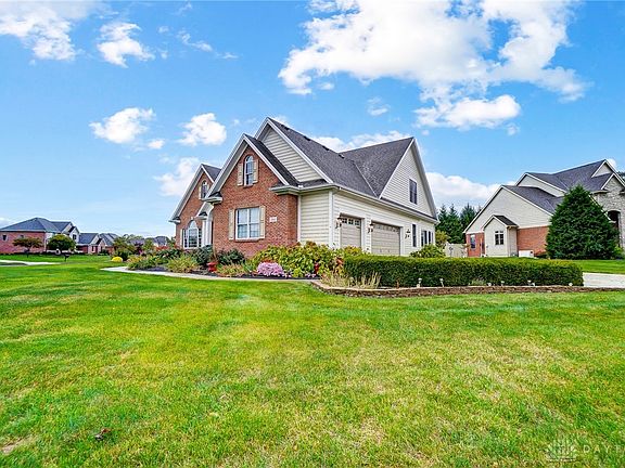 3rd image of 582 Acadia Ct