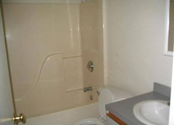 5th image of 661 Sunset Ave NE Unit 3