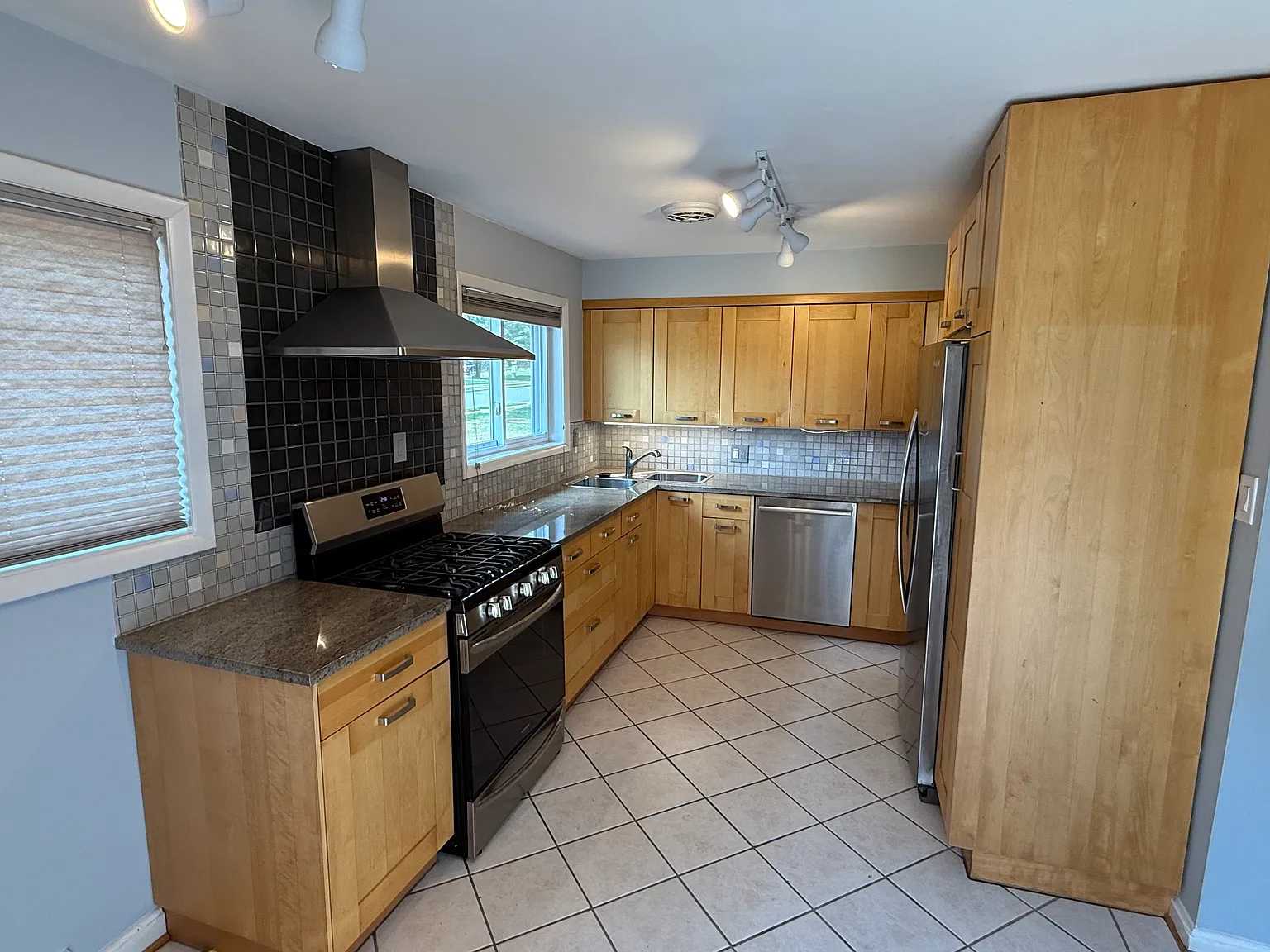 3 bed, 1.5 bath, 1574 sqft, $3,400 — Photo 4