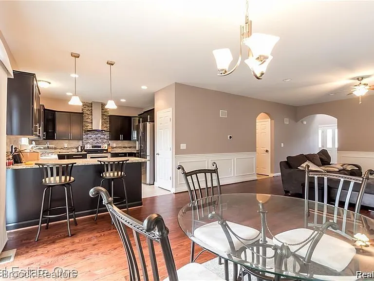 2806 Benjamin Ave — Photo 5