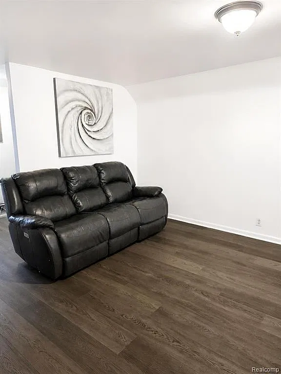 2 bed, 700 sqft, $1,200 — Photo 3