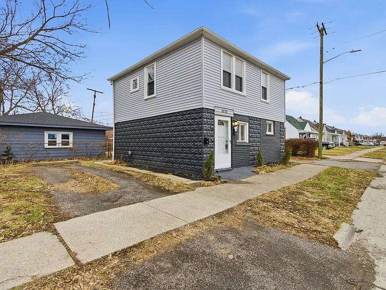 26739 W Outer Dr #1 — Photo 9