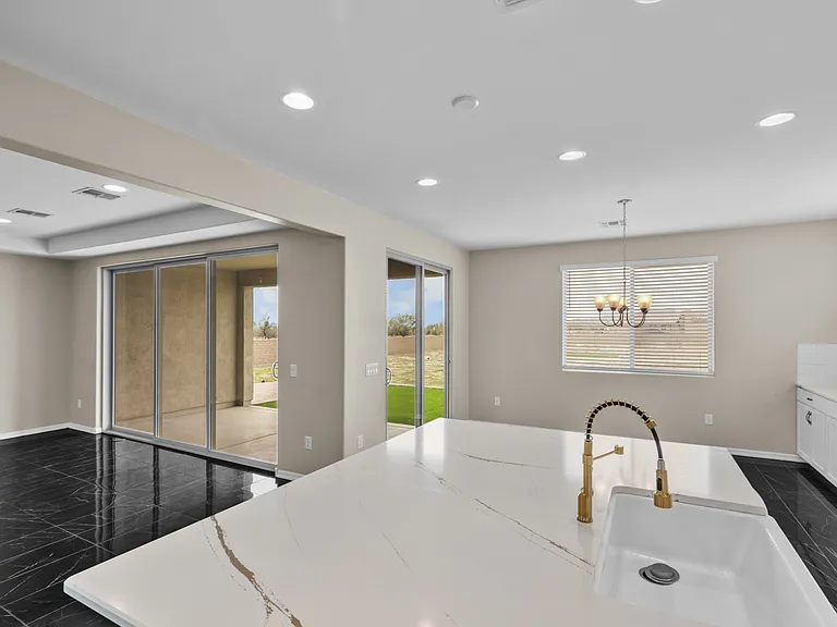 16001 N Columbus Blvd — Photo 24