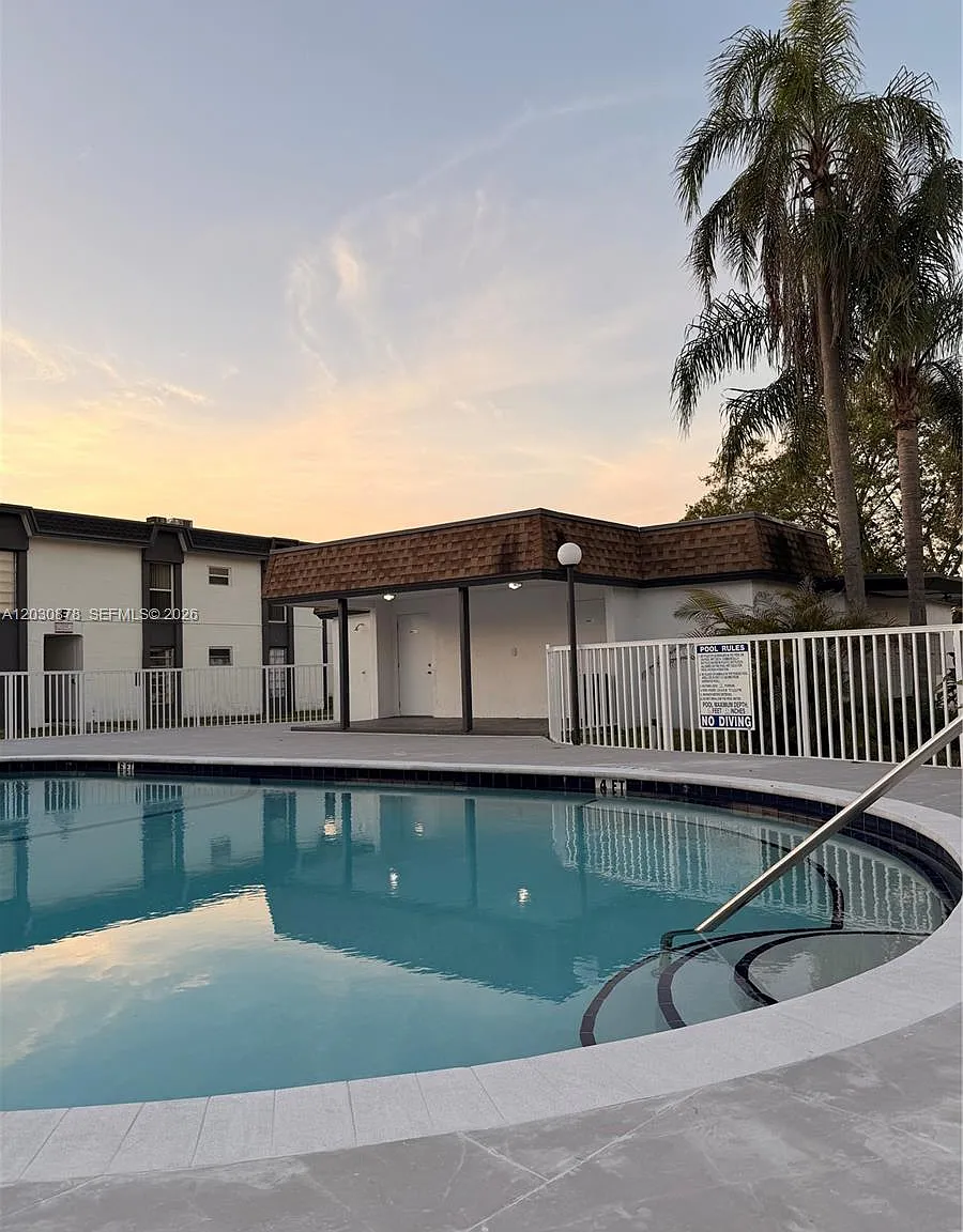 Sunset Palms West Condo — Photo 1